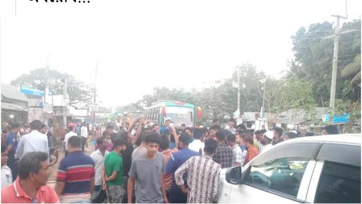 ফরিদপুরে কলেজ শিক্ষারর্থীদের হেনস্থা প্রতিবাদে সড়ক অবরোধ